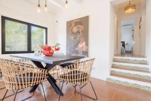 a dining room with a table and chairs at Villa Tosalet Pomelo in Jávea