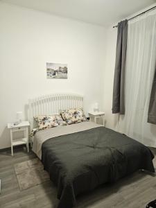 Un dormitorio con una cama grande y dos mesas. en Apartment Andre, en Rijeka