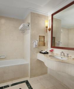 Bathroom sa Grand Mercure Medan Angkasa