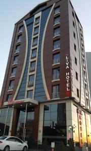 un edificio con un'auto parcheggiata di fronte di My Liva Hotel a Kayseri