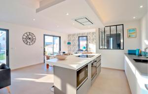 Η κουζίνα ή μικρή κουζίνα στο Lovely Home In Saint-Germain-Sur-Ay