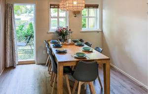 Noordscheschutにある2 Bedroom Cozy Home In Noordscheschutのダイニングルーム(椅子、シャンデリア付)