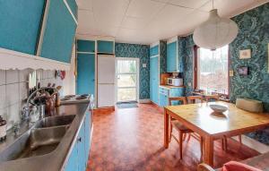 Una cocina o cocineta en Gorgeous Home In Örkelljunga With Wifi