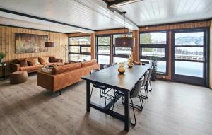 un salon avec une table et un canapé dans l'établissement 3 Bedroom Awesome Apartment In Rjukan, à Rjukan