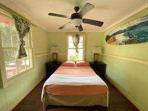 Postel nebo postele na pokoji v ubytování Banana Bungalow Maui Hostel