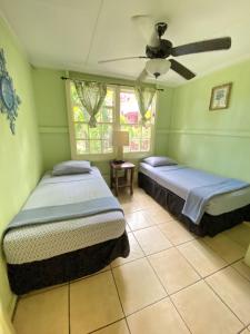 Postel nebo postele na pokoji v ubytování Banana Bungalow Maui Hostel