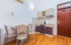 Kuchyňa alebo kuchynka v ubytovaní 1 Bedroom Lovely Apartment In Pula