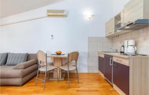 Kuchyňa alebo kuchynka v ubytovaní 1 Bedroom Lovely Apartment In Pula