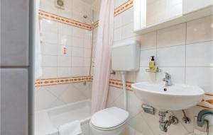 Kúpeľňa v ubytovaní 1 Bedroom Lovely Apartment In Pula