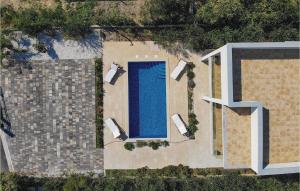 Bazén v ubytování Five-Bedroom Holiday Home In Kastel Stafilic nebo v jeho okolí