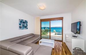 TV a/nebo společenská místnost v ubytování Five-Bedroom Holiday Home In Kastel Stafilic