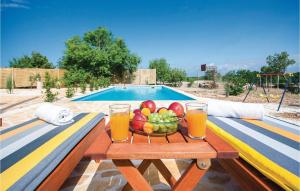 Bazén v ubytovaní Two-Bedroom Holiday Home In Radonic alebo v jeho blízkosti + 36 fotografií