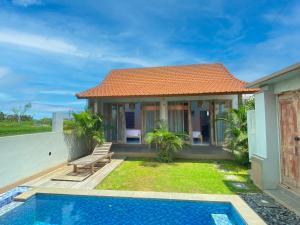 une villa avec piscine et une maison dans l'établissement Villa Megadana Munggu, à Canggu