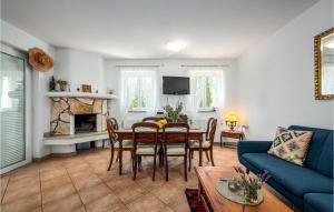 Kuchnia lub aneks kuchenny w obiekcie 3 Bedroom Beautiful Home In Pavicini