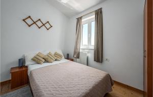 Łóżko lub łóżka w pokoju w obiekcie 3 Bedroom Beautiful Home In Pavicini