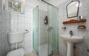 Łazienka w obiekcie 3 Bedroom Beautiful Home In Pavicini