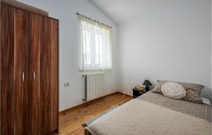 Łóżko lub łóżka w pokoju w obiekcie 3 Bedroom Beautiful Home In Pavicini