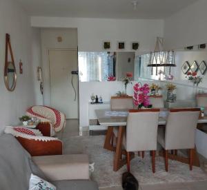 a living room with a table and a dining room at Apto Br 316 , a 10 min do parque da Cop30 in Ananindeua
