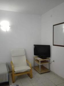 Televízia a/alebo spoločenská miestnosť v ubytovaní Apartments Soni