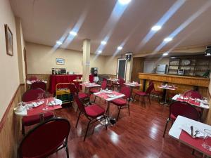 Hostal Reymar tesisinde bir restoran veya yemek mekanı