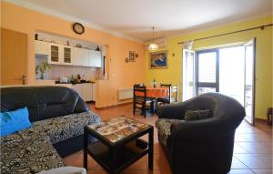 Χώρος καθιστικού στο Cozy Apartment In Racisce With Wifi