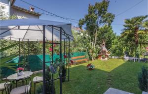 Vonkajšia záhrada v ubytovaní Awesome Home In Rovinj With Kitchen