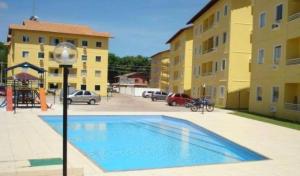 a swimming pool in a parking lot next to a building at Apto Br 316 , a 10 min do parque da Cop30 in Ananindeua
