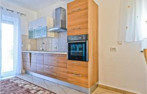 Kuchyň nebo kuchyňský kout v ubytování 2 Bedroom Cozy Home In Bibinje
