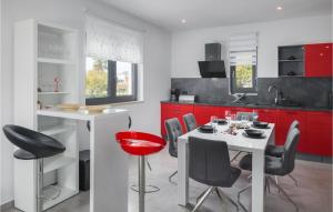 Kuchyňa alebo kuchynka v ubytovaní 3 Bedroom Awesome Home In Novigrad