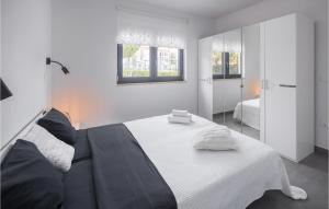 Posteľ alebo postele v izbe v ubytovaní 3 Bedroom Awesome Home In Novigrad