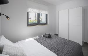 Posteľ alebo postele v izbe v ubytovaní 3 Bedroom Awesome Home In Novigrad