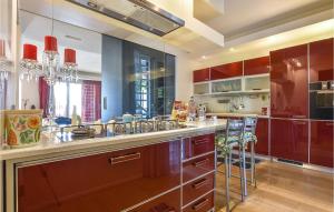 Η κουζίνα ή μικρή κουζίνα στο Beautiful Home In San Giovanni La Punta
