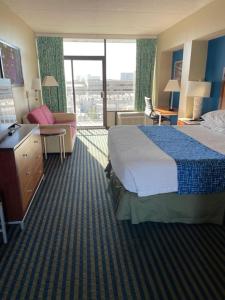 Postel nebo postele na pokoji v ubytování Days Inn by Wyndham Virginia Beach At The Beach