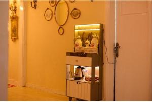 Příslušenství pro přípravu čaje a kávy v ubytování Cairo Hotel + 17 fotografií