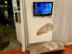 Una televisión o centro de entretenimiento en Habitación #2 a dos cuadras del malecón