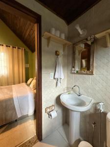 Koupelna v ubytování Chalé das Borboletas Vista Pedra Selada Visconde de Maua