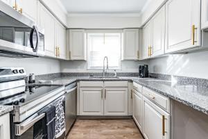Η κουζίνα ή μικρή κουζίνα στο Raleigh house w master suite - 4min to Fenton