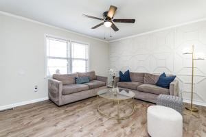 Χώρος καθιστικού στο Raleigh house w master suite - 4min to Fenton
