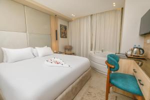 Postel nebo postele na pokoji v ubytování Tiye Pyramids Hotel