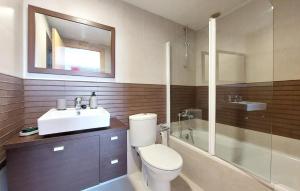 Un baño de Cozy Apartment In Moncofa