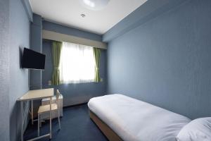 福山市にあるFukuyama Royal Hotel - Vacation STAY 46665vのベッドと机と窓のある寝室