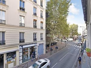 a view of a city street with a building at Spacious Studio - 2P - Levallois-Perret in Levallois-Perret