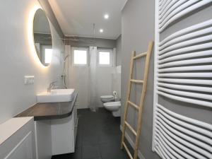 un bagno bianco con lavandino e WC di Ferienhaus am grossen See in Fuerstenwerder a Fürstenwerder Altre 25 foto
