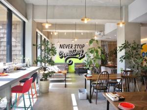 ein Restaurant mit Tischen und Stühlen und ein Schild, auf dem steht, nie aufhören zu essen in der Unterkunft Fukuyama Royal Hotel - Vacation STAY 36228v in Fukuyama