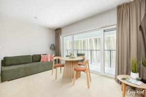 Χώρος καθιστικού στο Apartment uk cin near Beach and Pool