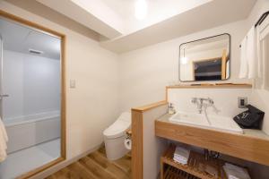 ein Badezimmer mit Waschbecken, Toilette und Spiegel in der Unterkunft Fukuyama Royal Hotel - Vacation STAY 36228v in Fukuyama