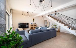 TV a/nebo společenská místnost v ubytování Cozy Home In Biograd Na Moru With Sauna