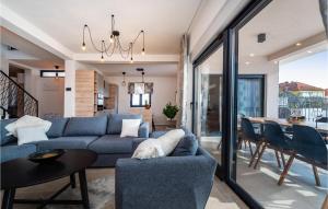Posezení v ubytování Cozy Home In Biograd Na Moru With Sauna