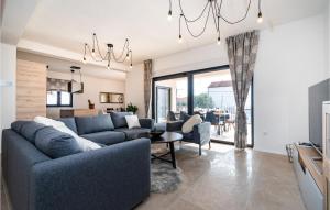 Posezení v ubytování Cozy Home In Biograd Na Moru With Sauna