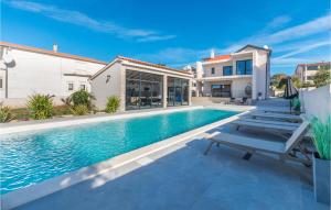 Bazén v ubytování Cozy Home In Biograd Na Moru With Sauna nebo v jeho okolí
